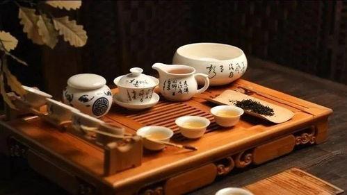 阳光午后品茶吃瓜,悠然品茶赏瓜，尽享悠闲时光